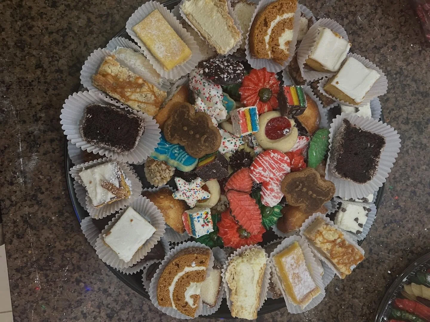 🎄✨ Christmas sweetness, the Corbo&rsquo;s way ✨🎄
Our classic Italian cookies and holiday trays are perfect for gifting, sharing, and celebrating the season with family near and far 🍪❤️

📦 We ship nationwide
🚗 Local delivery available

Send a tas