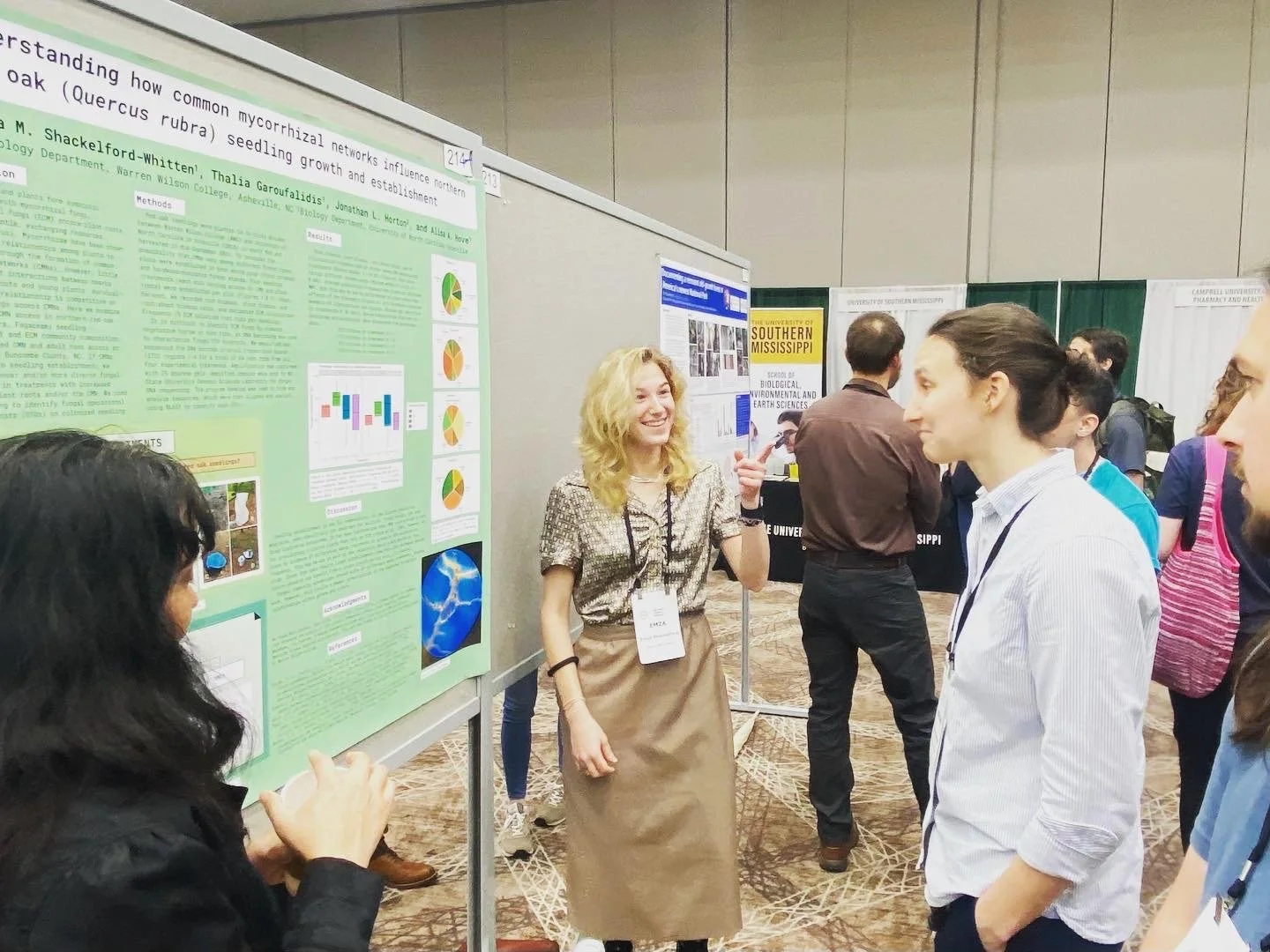 Lab member Emza Shackelford-Whitten presenting ectomycorrhizal fungi research at conferance
