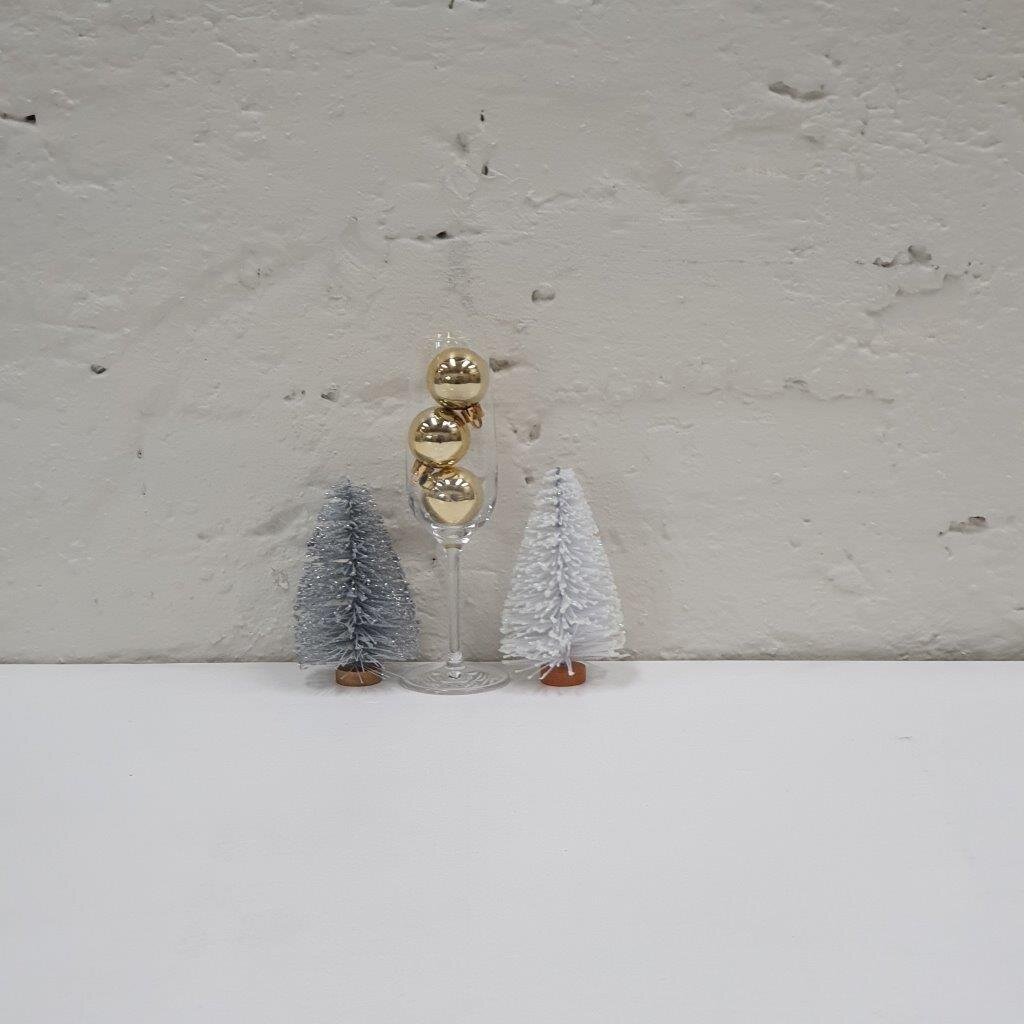 Christmas+tree+white%2C+silver+with+champange+glass+e.jpg