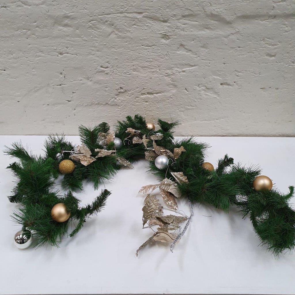 Pine+garland+with+silver+leaves+ornaments+%26+gold+%26+silver+baubles+v1+e.jpg