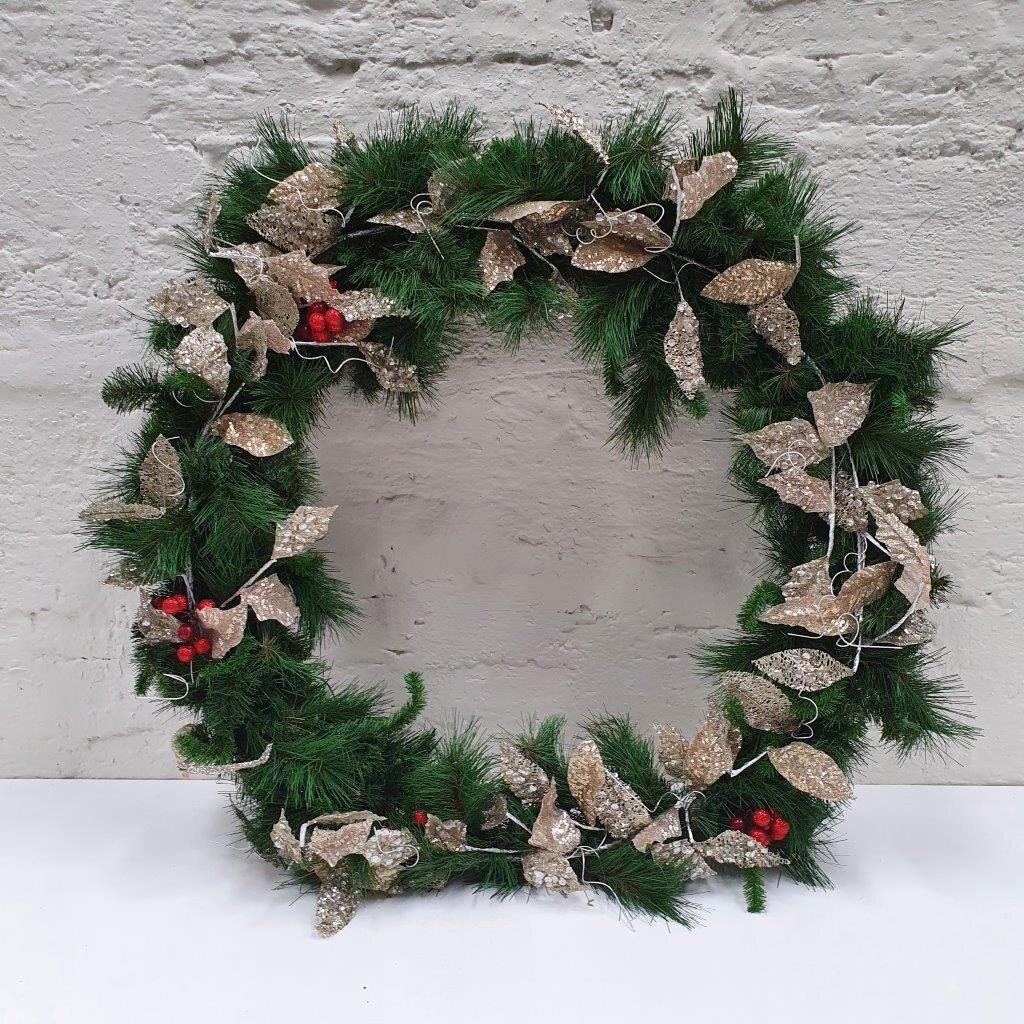 Christmas+wreath+pine+with+champange+colour+leaves+e.jpg
