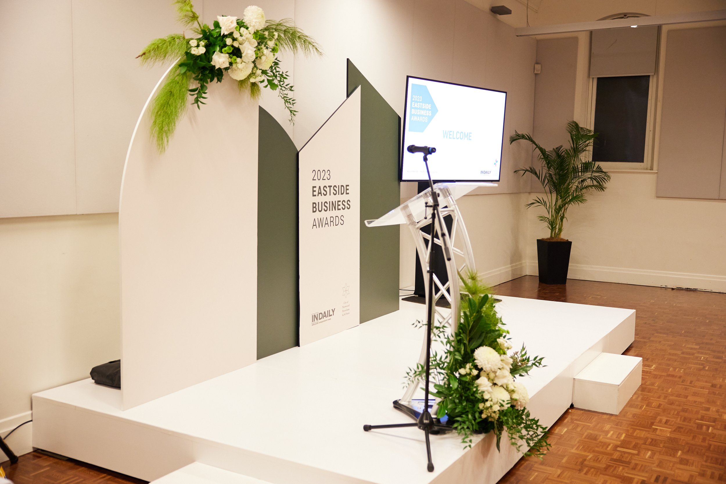 Backdrop - Geomtric and Half Arch with flowers (Cream and olive) .jpg