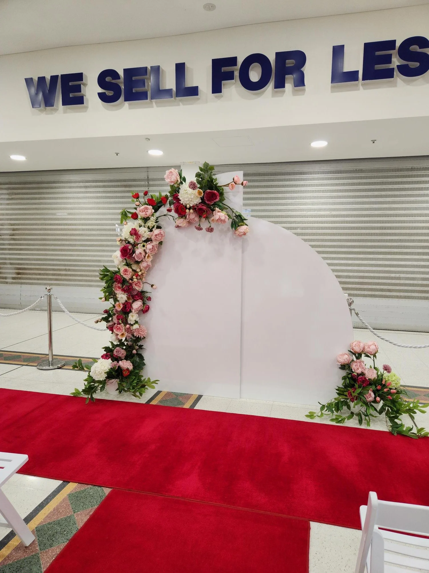 Half Arches White, Red Carpet, Silk Flower styling e.jpg