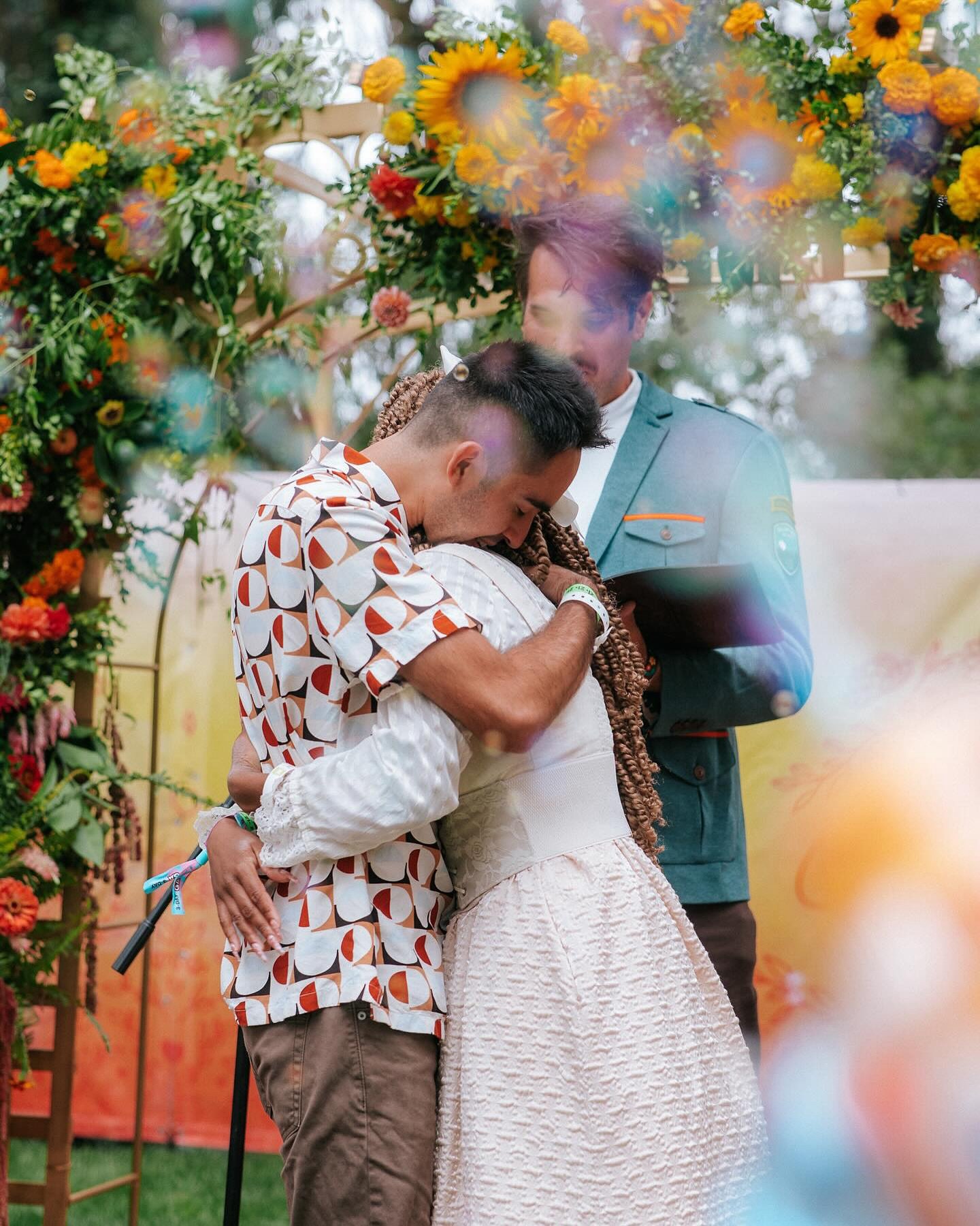 A cute look at our floral installation for City Hall at @outsidelands 🌼 where couples showed up to say their vows in the middle of the vibrant festival in GGP 🫧
We love the magic of SF!