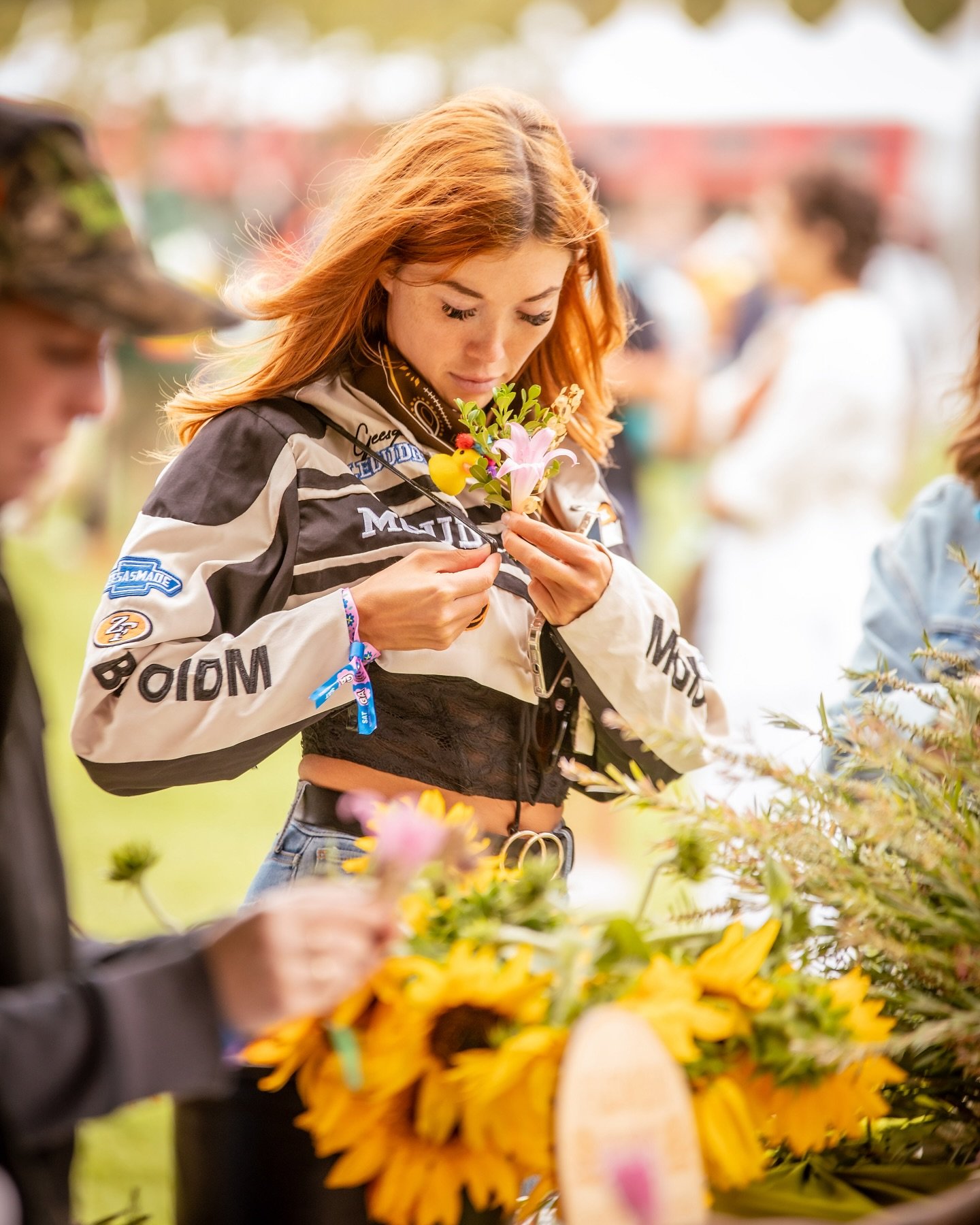 We love seeing our blooms adorning the beautiful people of @outsidelands 🌼
📸 @therockinryan