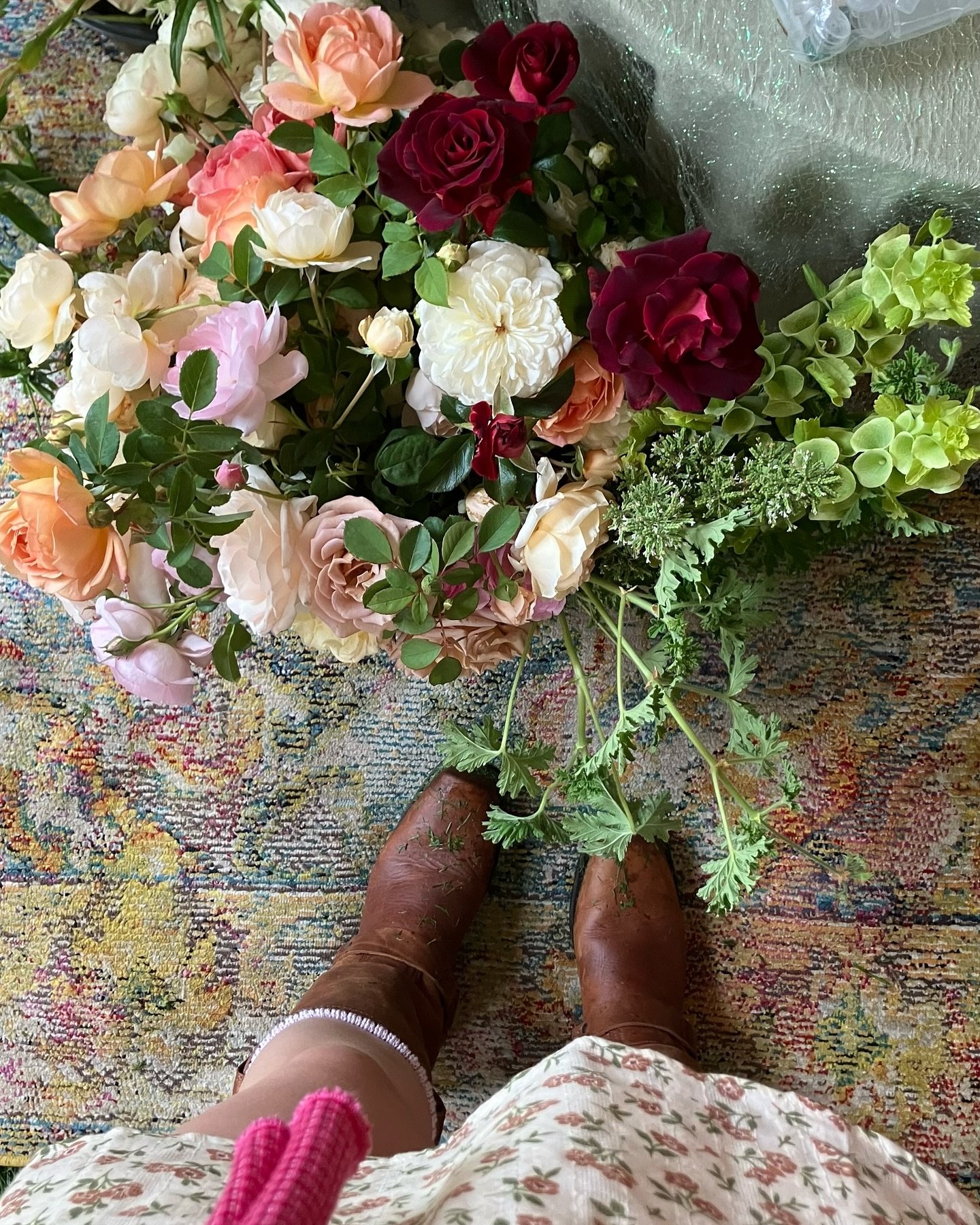 Boots and Blooms 🌹
📸 @djpard1s