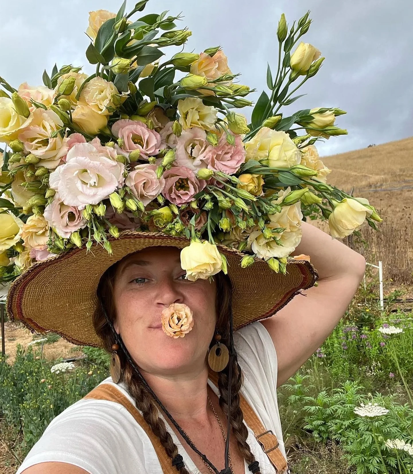 FARMER HIGHLIGHT 💐
The lovely & inspiring Mandi of @mandaliondesigns
“Mandalion is a small scale speciality cut flower farm on the Marin/Sonoma boarder. Supplying sustainably grown blooms for the pollinators and the people!“