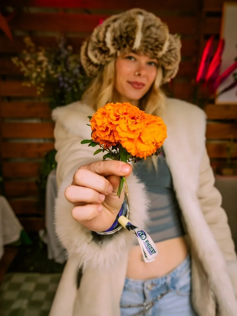 Reminiscing about all the gorgeous humans that stopped by for a custom, locally grown flower pins last year! Calling in more flowers and new festival friends in 2026 🌻

📸 by none other than @therockinryan