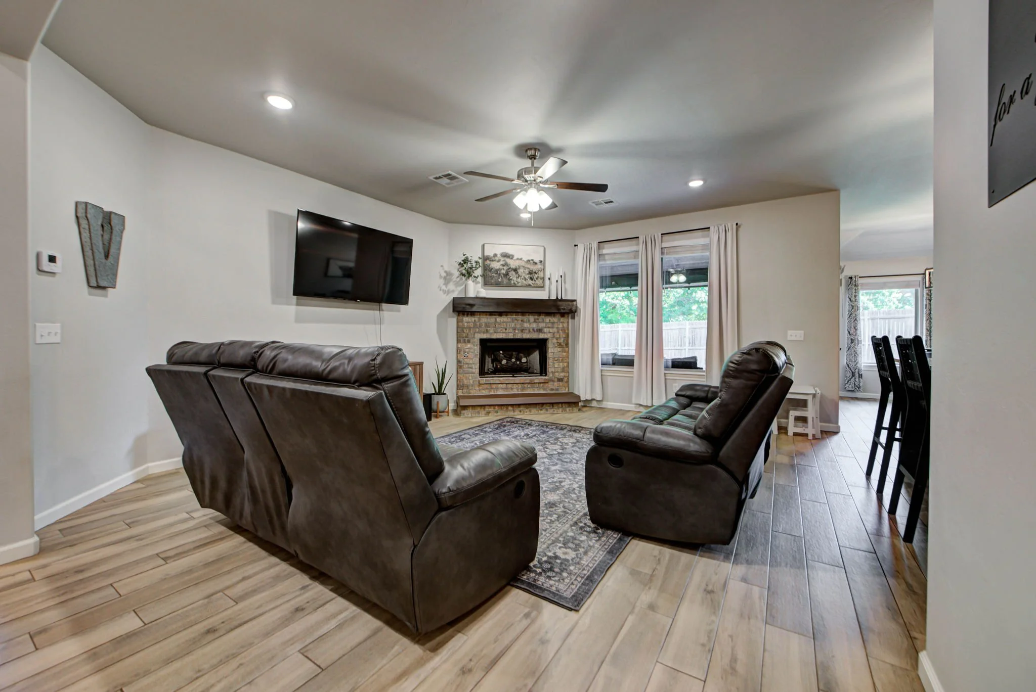 10-web-or-mls-4117 Carmina Drive-10.jpg