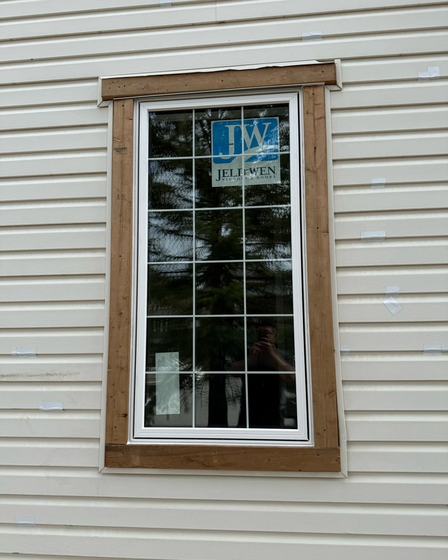 Window and patio door replacement!
The hailstorm last year is continuing to affect homeowners in Calgary. Many exterior companies are backed up and booked up until 2026 for exterior work.
Our customer had an insurnace claim made and they couldn't