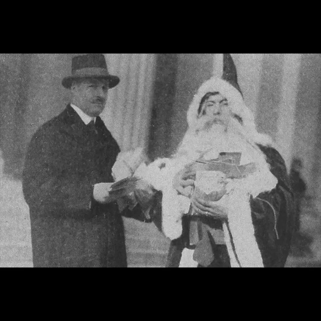 John Duval Gluck with a St. Nick in the early 1900s