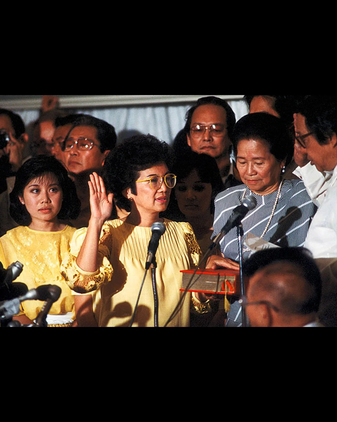 Cory Aquino takes the Oath of Office in 1986