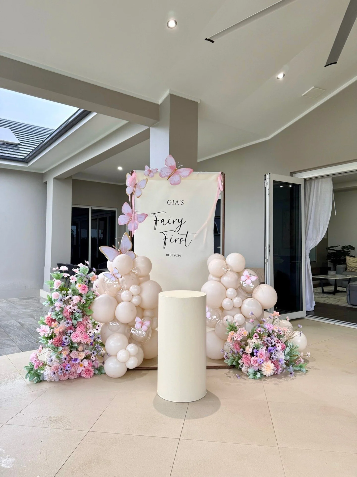 Gia&rsquo;s FAIRY FIRST birthday 🧚&zwj;♀️🌸 

A simple fairy garden inspired set up for one special little girl ✨

All event installations are executed by Ivory Stone Collective. @_wishdustballoons, @theultimateoccasion, @ultimateneons, @eventiquehi