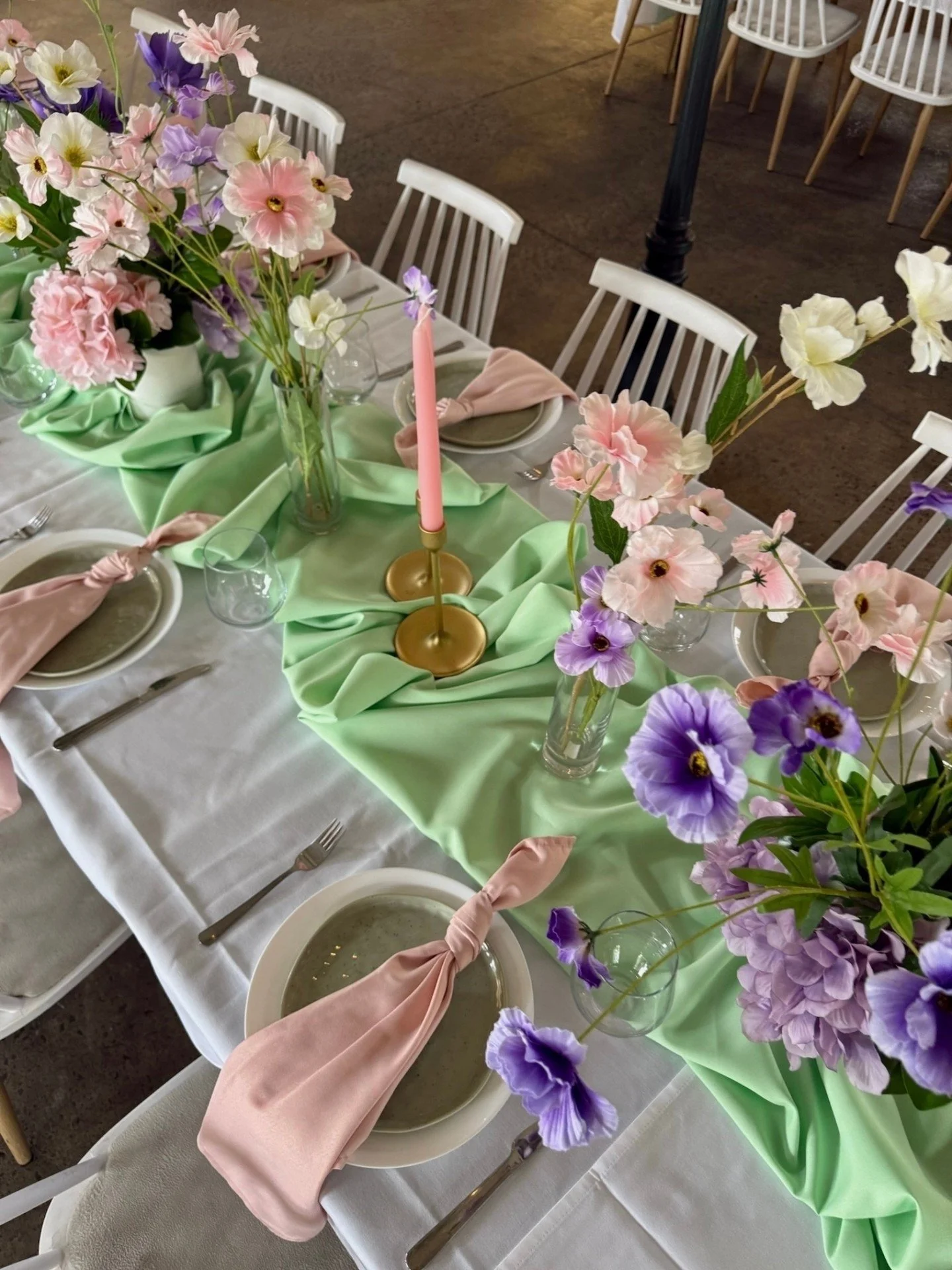 Aroob&rsquo;s &ldquo;Off the Market&rdquo; Bridal Shower 💐✨ Green fabric table runners set the scene, with colourful florals, candles, and coordinating pink napkins for a beautifully styled tablescape full of colour and charm. Every detail was desig