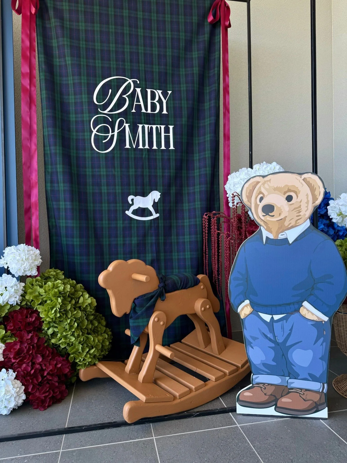 The cutest bear baby shower 🧸✨ A giant teddy holding a bundle of balloons, ready to float away, set the scene alongside a custom fabric backdrop for Baby Smith. Finished with rich florals, a classic rocking horse, and the sweetest Ralph Lauren - ins