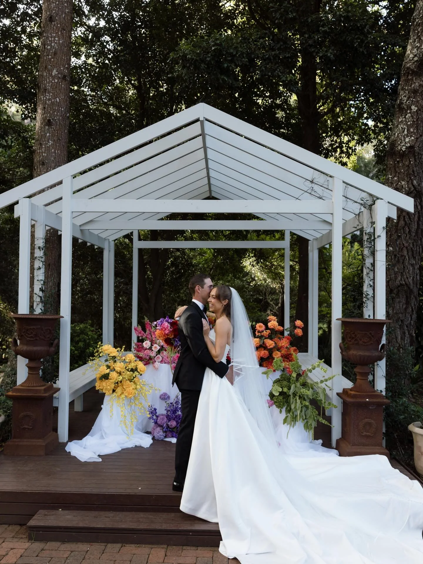 This one was a moment. 
Every detail, layered to hit from every angle. 
Not just styling&hellip; this is how you set the tone the second guests walk in. 

If you&rsquo;re planning something - you know where to find us! ✨

Installation executed by @iv