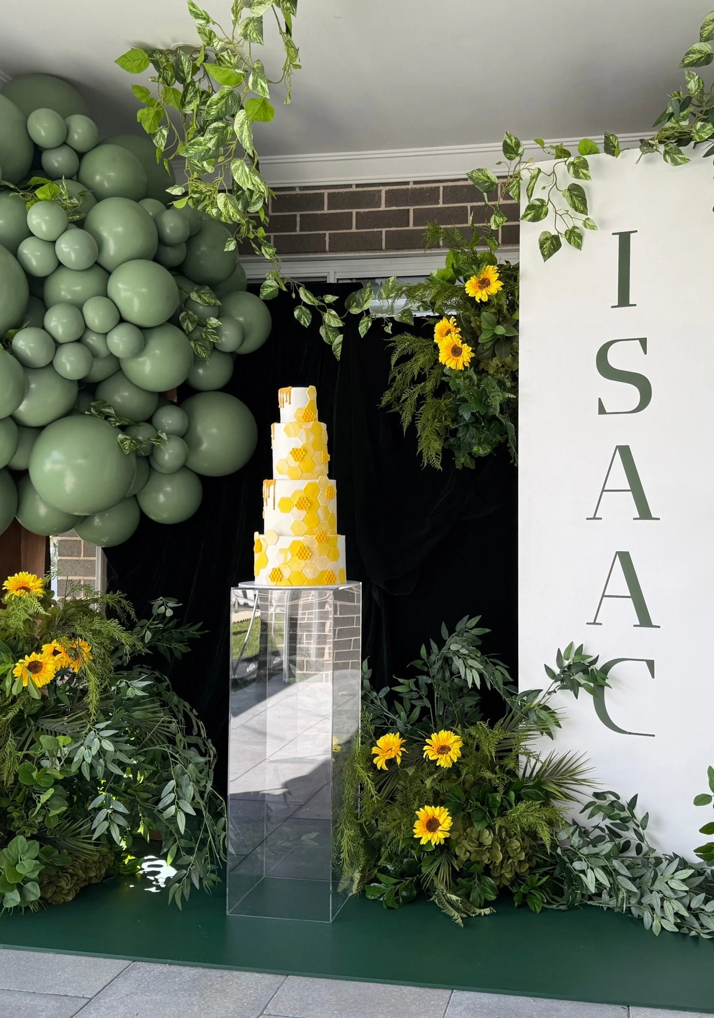 Isaac is one! 🌻🐝 

Styling &amp; event planning by @ivorystonecollective_ 
Party favours @simplethings.byj
Cake &amp; desserts @sweet_tooth_dessertsss
Marquee @marquee_empire
Chairs @starpartyhire 
Jumping castle @peekaboopartyandplay

Enquire now 