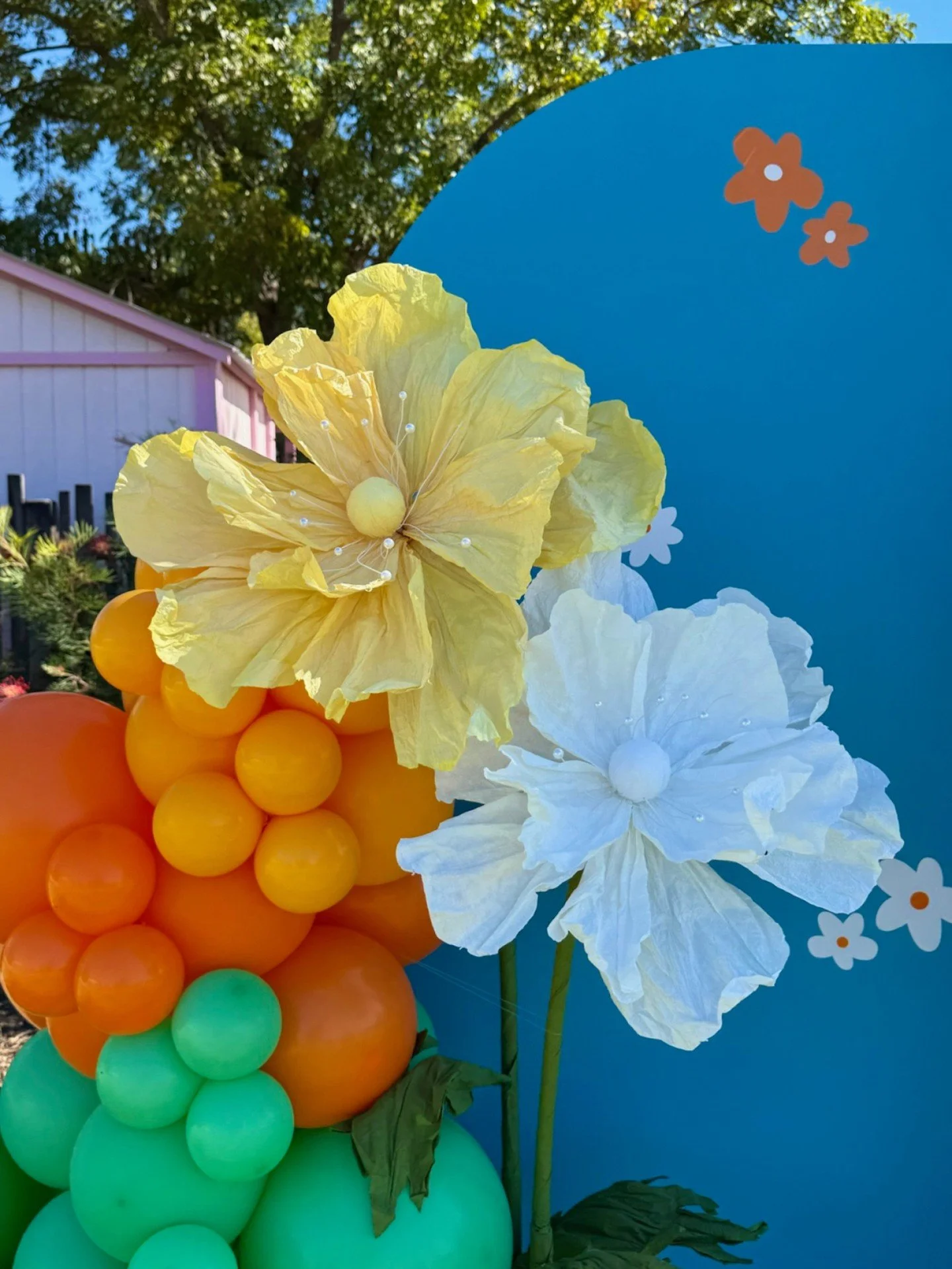 Bright, bold, and made to make people smile 🌸🎈
We love bringing this kind of energy to life - let&rsquo;s make your version of this!

Styling by @ivorystonecollective_