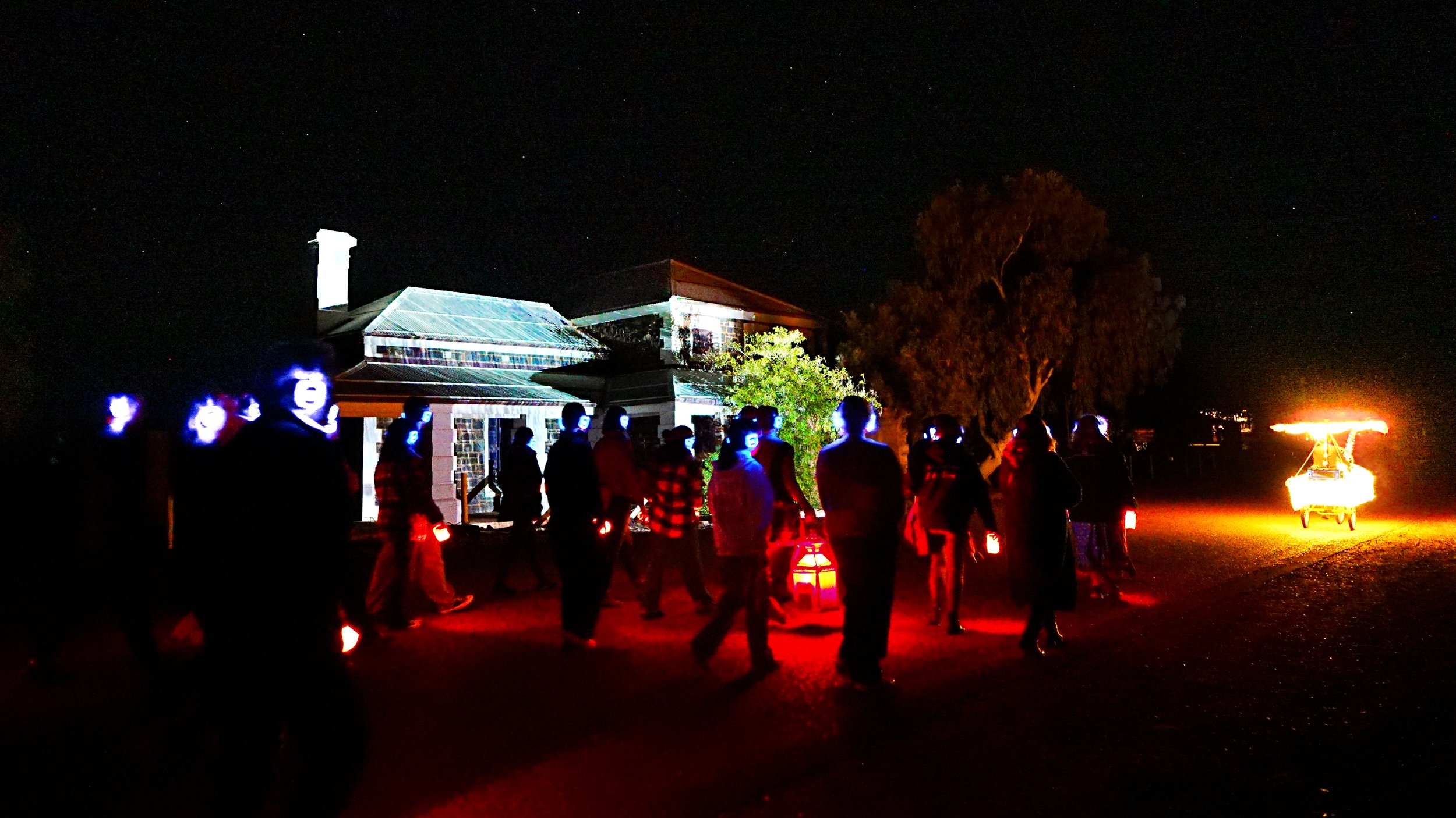 09_AudienceWalking_TheCourthouse_CDC_COK_GenerosityArts_SkyUnlimited.JPG