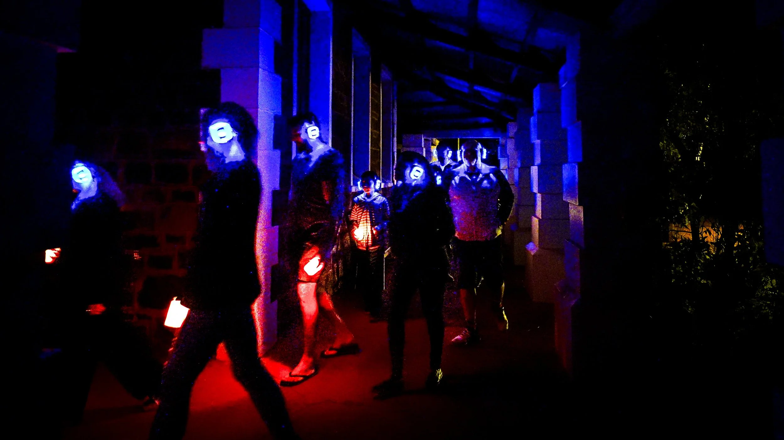 05_AudienceWalking_TheCourthouse_CDC_COK_GenerosityArts_SkyUnlimited.JPG