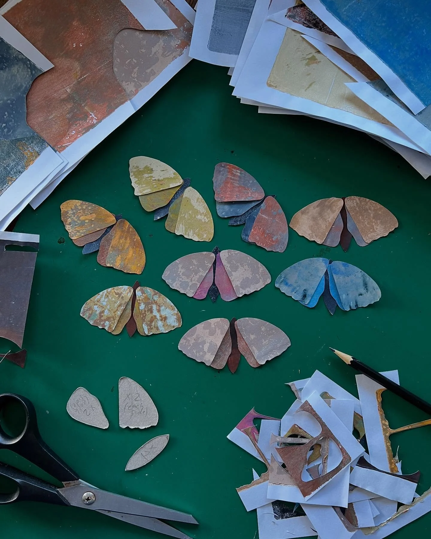 Just a bit of pre-Christmas moth making going on this morning.
#gelliprint #gelliprintcollage #emilyengel #wip #smallart #moths