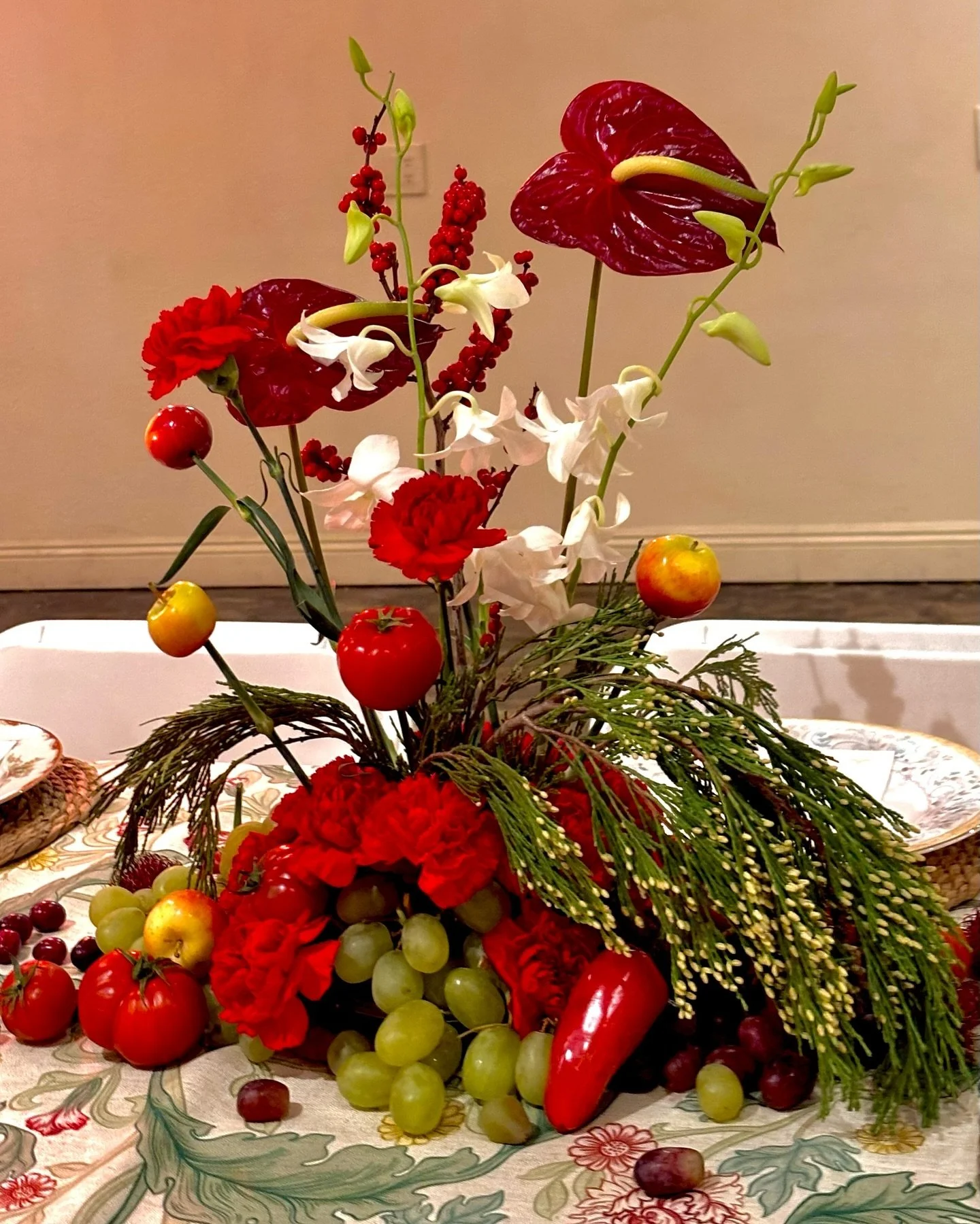 We’re still swooning over this stunning Christmas dinner setup! β¨ For this special night, we went all out to create a magical experience from start to finish. ππ«
We kicked things off with an interactive cooking session, teaching our guests h