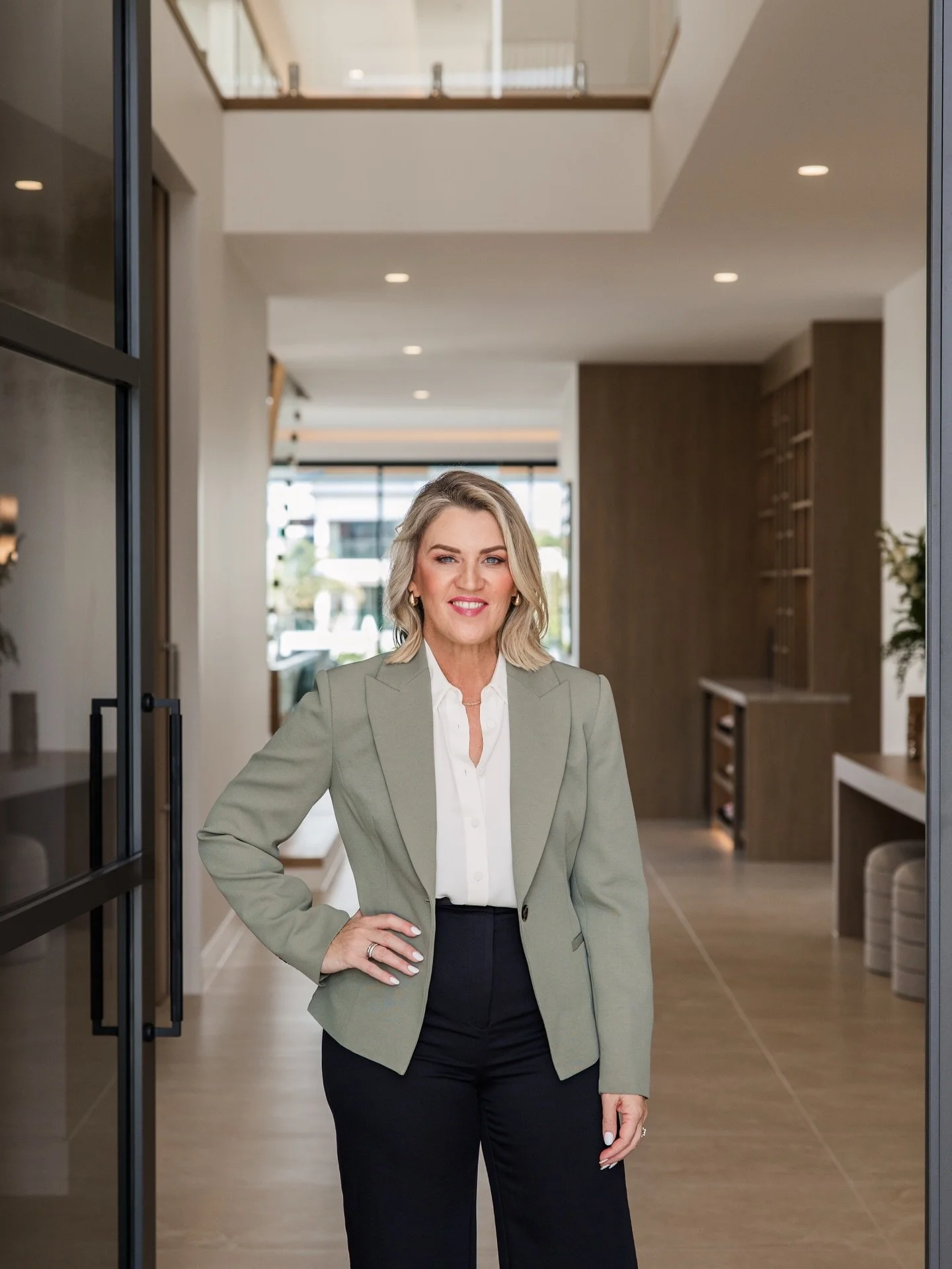 Real estate agent branding shoot | Hope Island

Brooke spent 30 years in journalism, marketing and corporate comms before stepping into real estate. So when it comes to reading a room, building trust quickly, and knowing how to position something wel