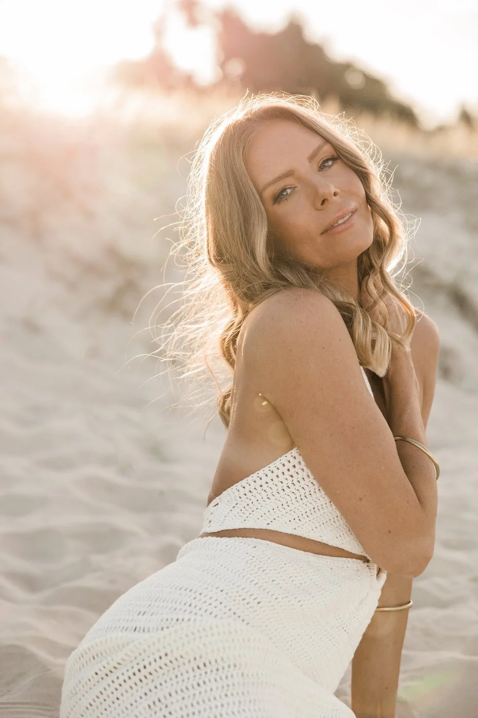 Warm, welcoming portrait of a woman in a relaxed branding photography session.