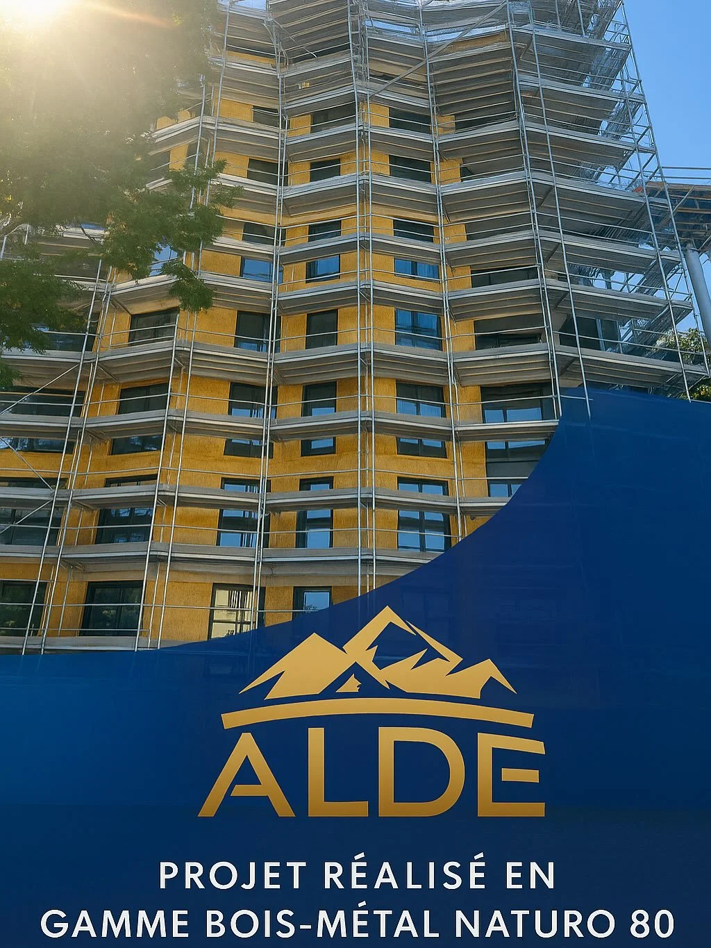 Construction d'un immeuble avec échafaudages, panneaux en bois-métal de la gamme Naturo 80, logo AlDé en bas.