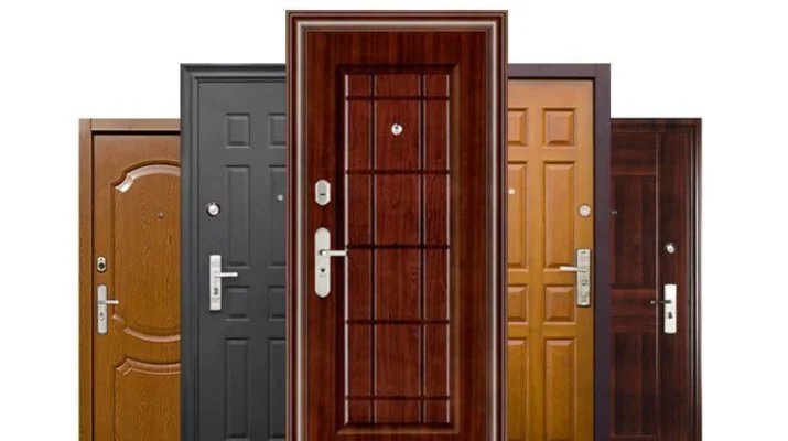 Cinq portes d'entrée en bois de différentes couleurs et styles alignées.