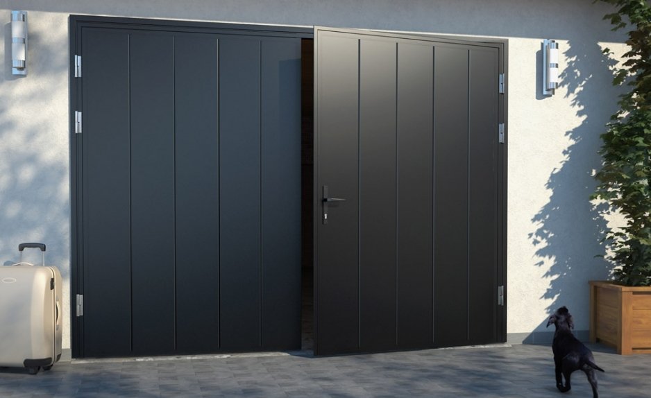 Une grande porte de garage noire partiellement ouverte, fixée sur un mur blanc, avec des lampes extérieures de chaque côté et un chien noir assis devant.