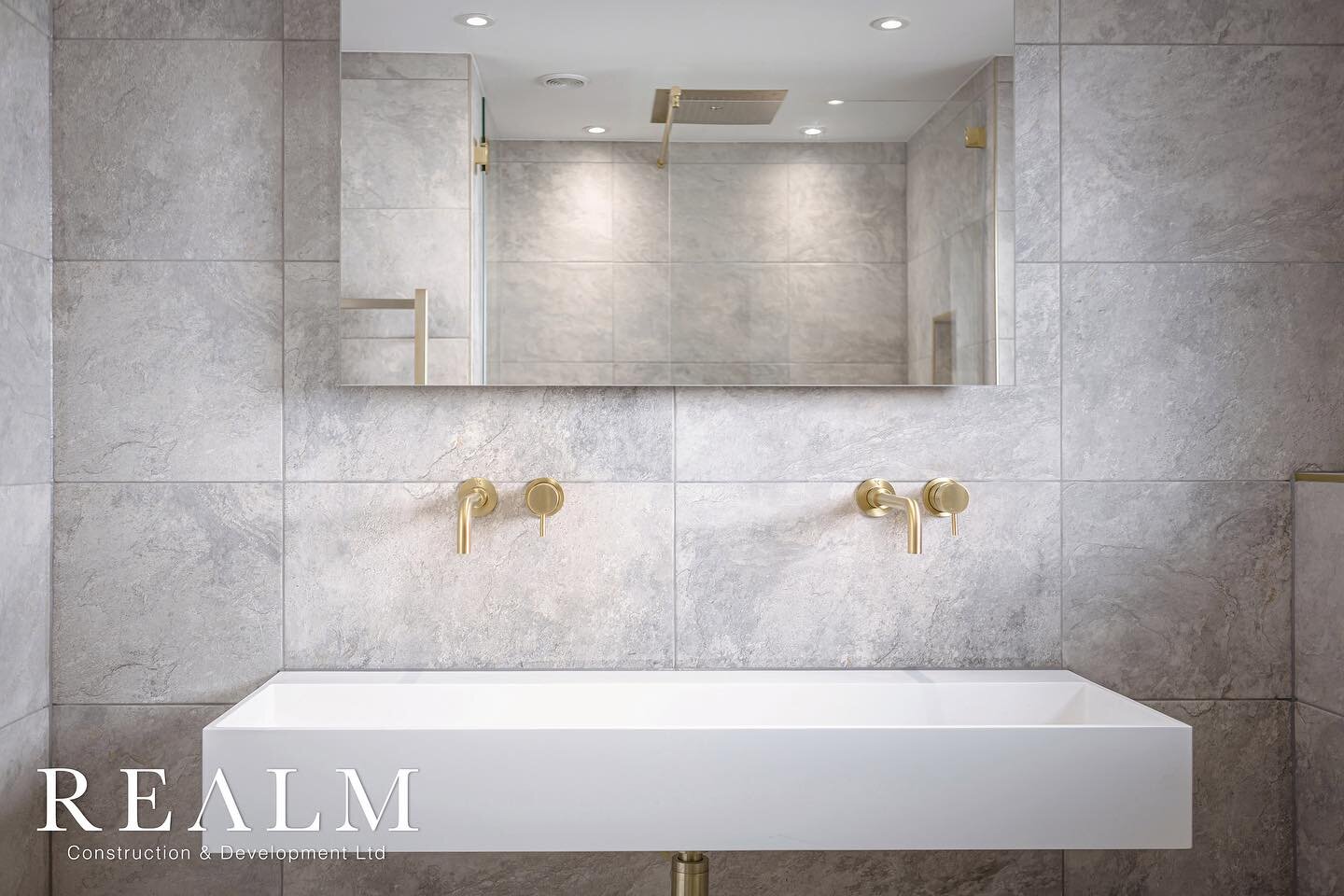 #bathroomdesign #bathroom #ensuite #ensuitebathroom #bathroominspiration #bathtime #shower #brushedbrass