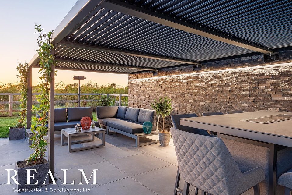 @arcled_ taking the feature wall to another level! 

#minimalstyle #homedesign #gardendesign #featurewall #pergola #bespoke #lighting #ledstrip