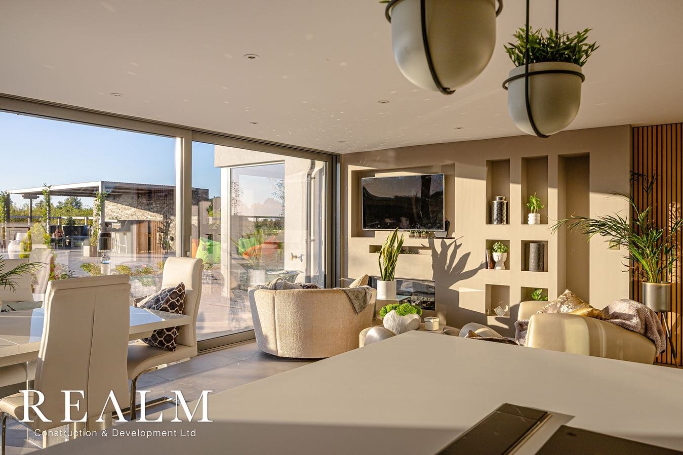 #interiordesign #homedecor #sunshine #shadow #sundown #sunset #minimalism #houseplants #pergola #architectureforbreakfast #sunrise #interior