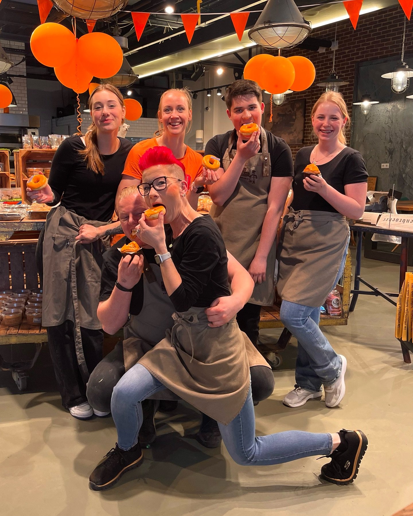 Koningsdag bij Bakkerij Neplenbroek zit erop, en wat was het weer een groot feest vandaag!!🧡🇳🇱🦁

Aan onze bakkers, winkelpersoneel en klanten: bedankt voor een geslaagde dag!🤩

Morgen zijn we op Terwijde geopend, op de andere locaties zijn we er