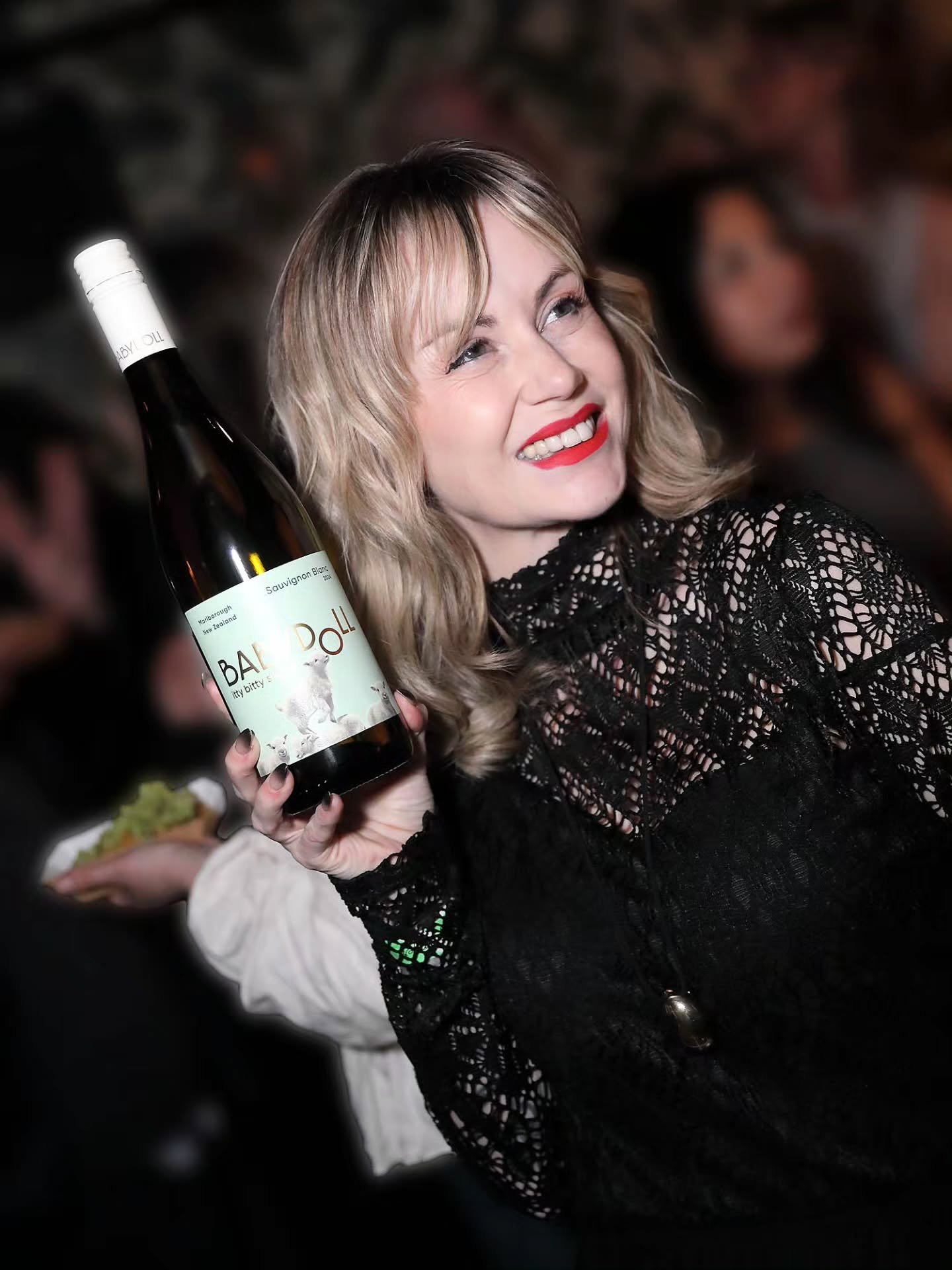 Cuteness meets conservation 🐑🍷 

Big celebrations for the  UK launch of Babydoll Sauvignon Blanc 2024, named after the adorable miniature sheep that work as natural lawnmowers in @yealands vineyards. These tiny tinkers graze year-round without reac