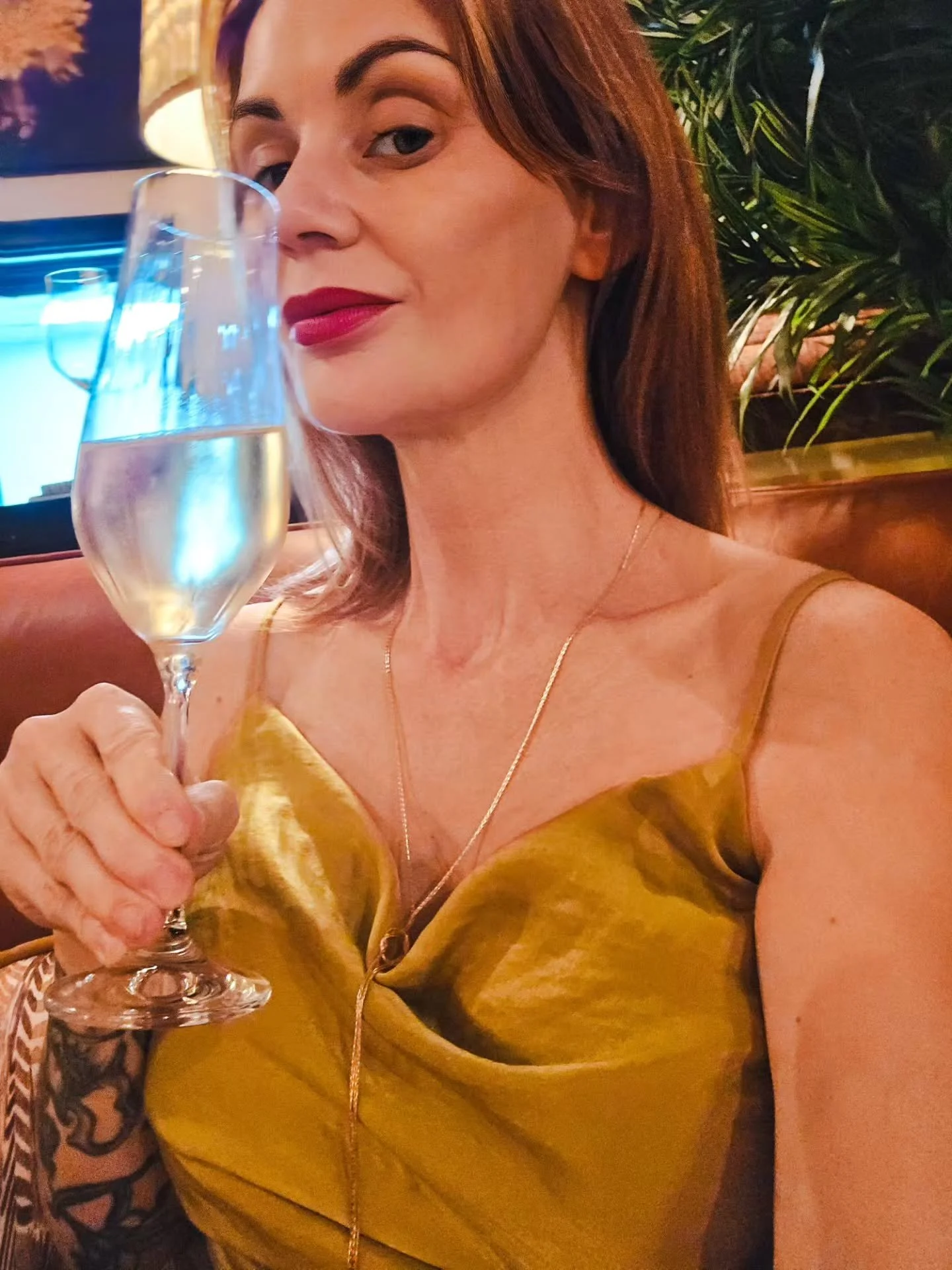 Dinner at @idalia.restaurant , located inside the grand @pillarhall.london at Olympia in West London. This Grade II  listed space is a stunner, all soaring columns and gold and cream ceiling patterns, with Idalia occupying the whole ground floor. Mod