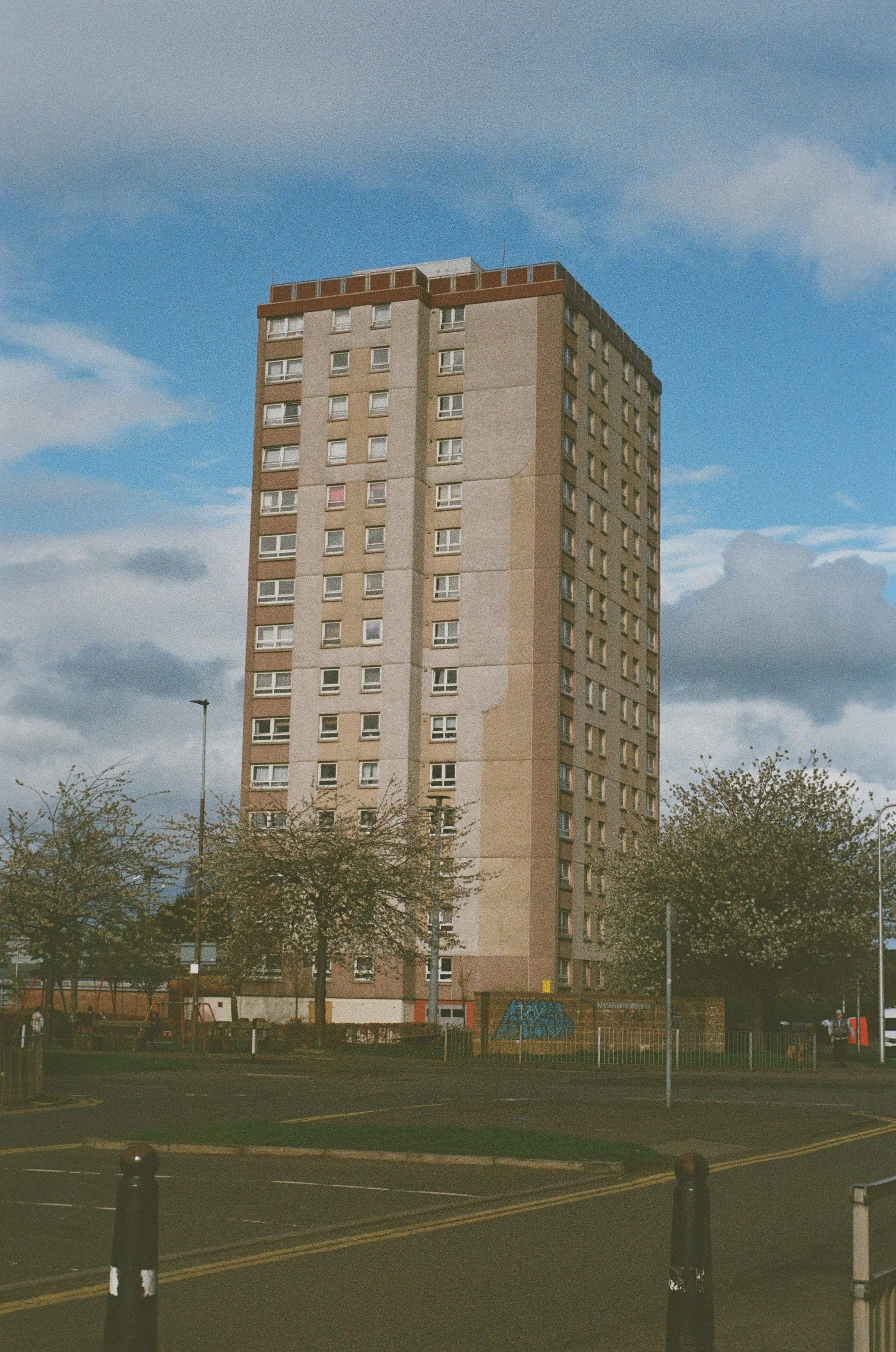 13 - Nikon F90x -  R13 - Kodak Ultra Max 400 - Edinburgh + Oliver - April’2600004.jpg