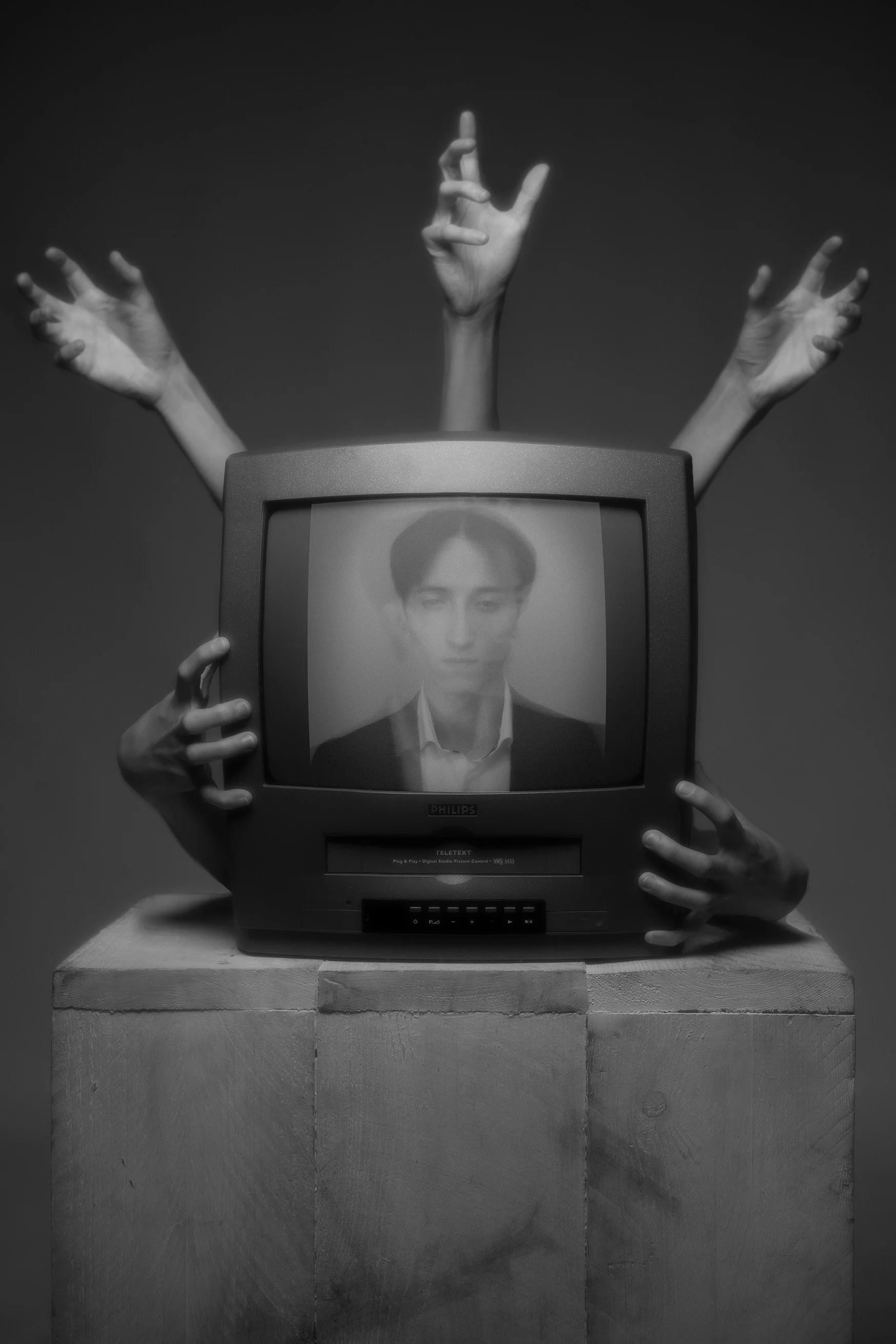 Creatief Studio Portret Zwart Wit TV Met Handden