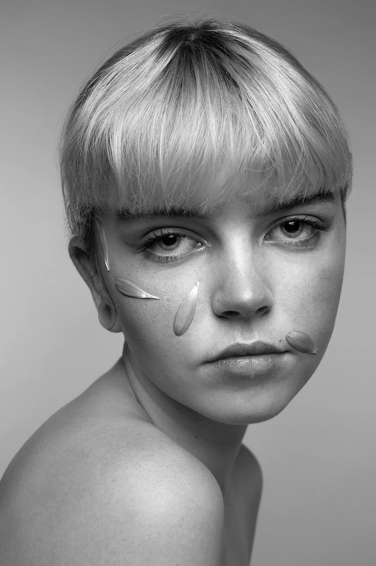 Beauty Portret Studio Zwart Wit Met Bloemblaadjes