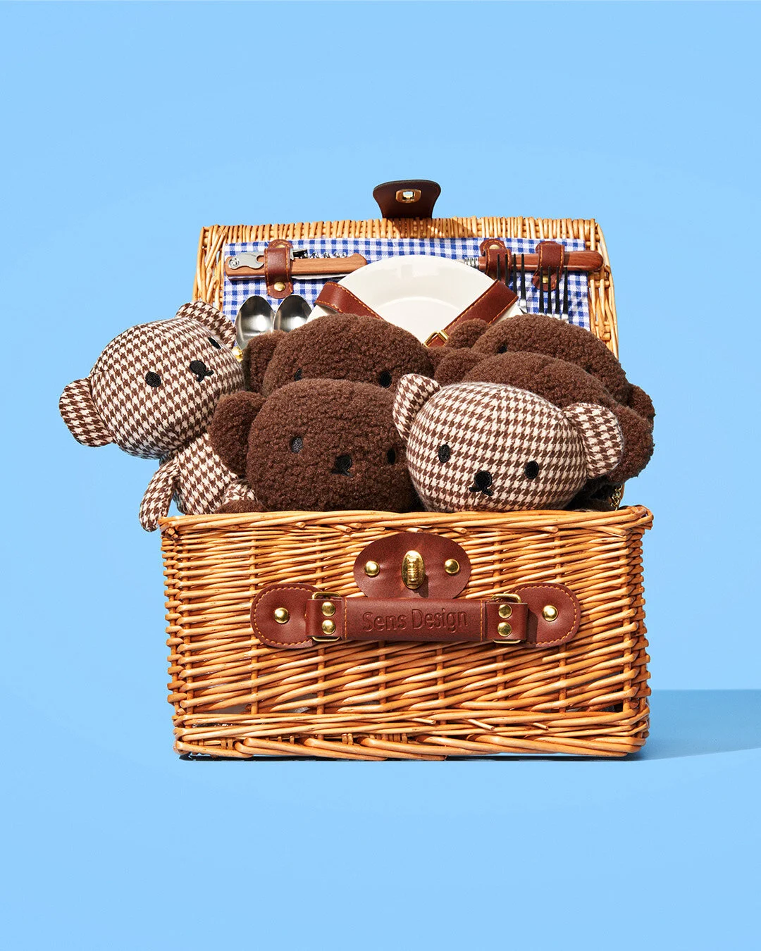 Additional shots we made for the outdoor page to get it ready for the summer season. Picnicking and caravan supplies. 
🐻🐻🐻🐻🐻🐻
Creative direction: Janaki van Os
Photography: @jeroenpaling 
Styling: @tessqvanrooijen