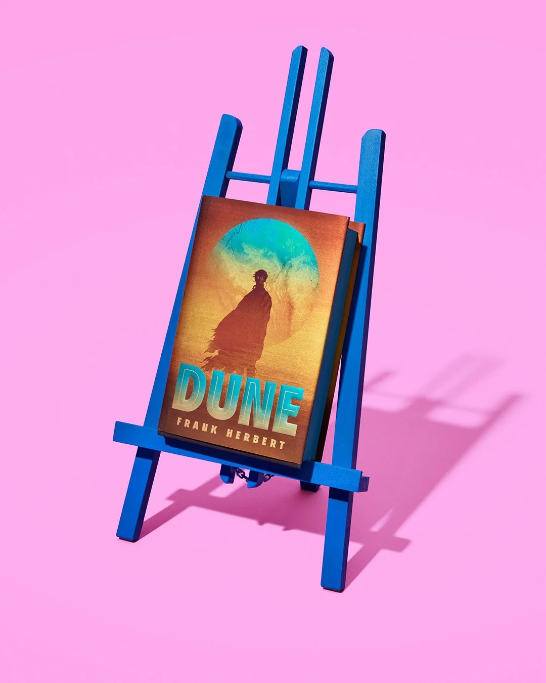 A true work of art 🧑‍🎨
Creative direction: Janaki.design
Photography: @jeroenpaling 
Styling: Janaki.design
Production: @xxsophieherveillexx
#dune #dunebook #commercialphotography #advertisingphotography #productphotography #brandcontent #cre