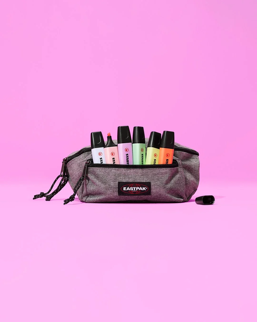 When I was young, I absolutely loved the annual trip with my mom to V&D to pick out our school supplies for the year. It was so exciting to choose a new agenda, book covers, and pencil bag. 🎀