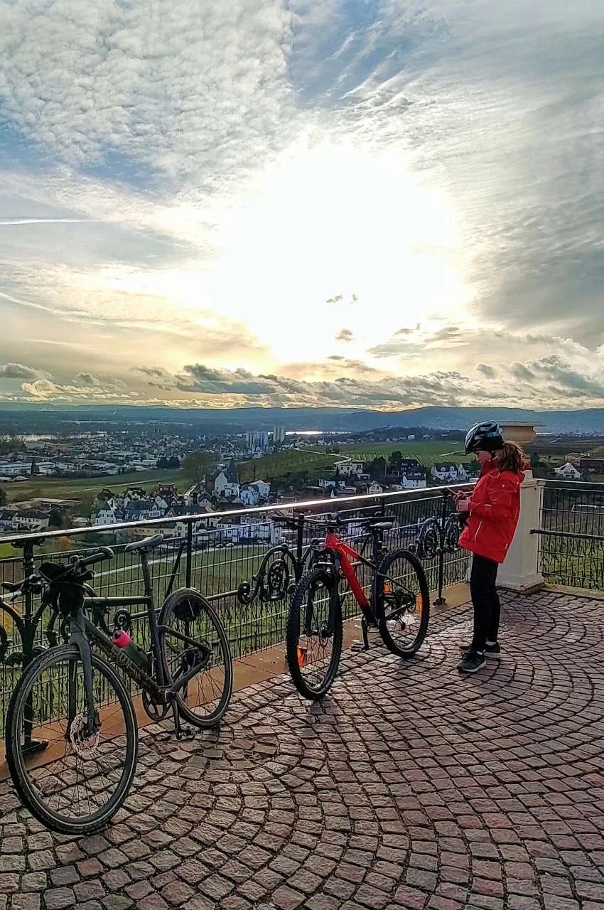 Rast während einer Fahrradtour mit Blick ins Rheintal.