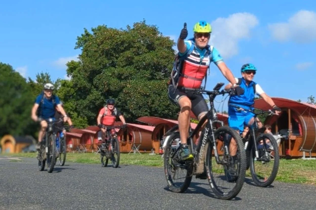 Gruppe Mountainbiker verlässt Rheingau524