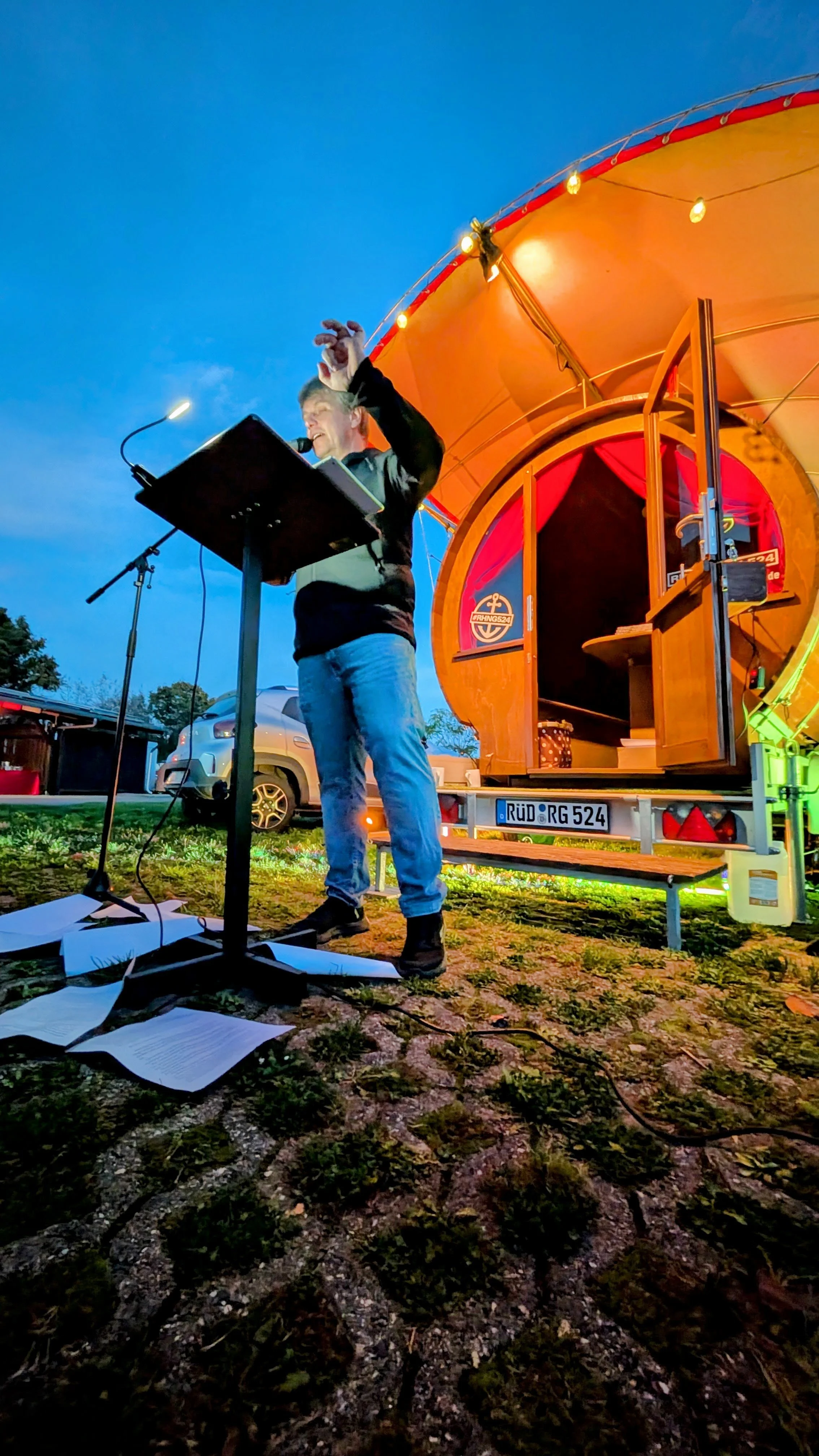 Andreas Arz bei der Krimilesung vor einem Schlummerfass
