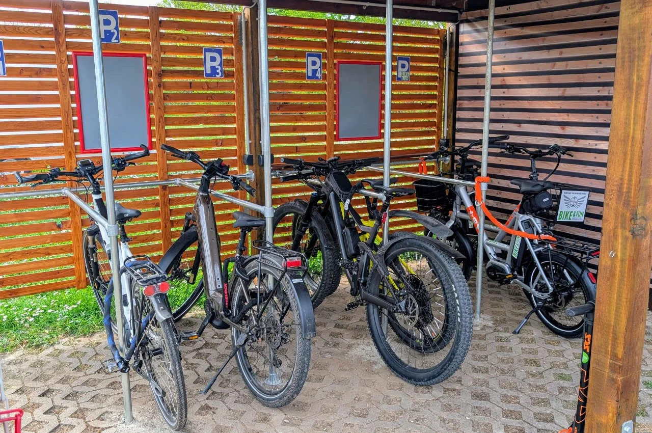 Fahrradunterstellplatz mit Ladestationen bei rheingau524