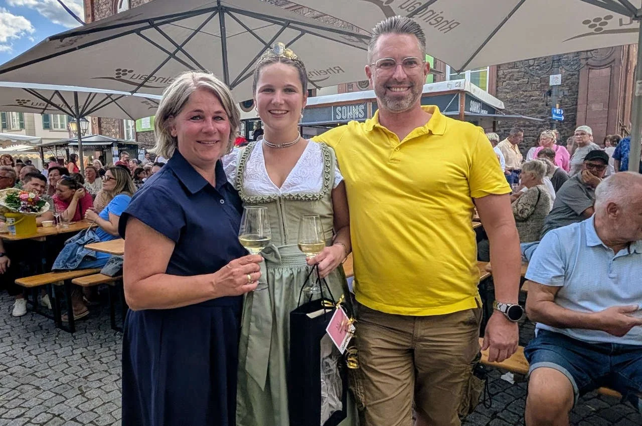 Weinkönigin, Tessa I. mit Julia und Christoph von Rheingau524