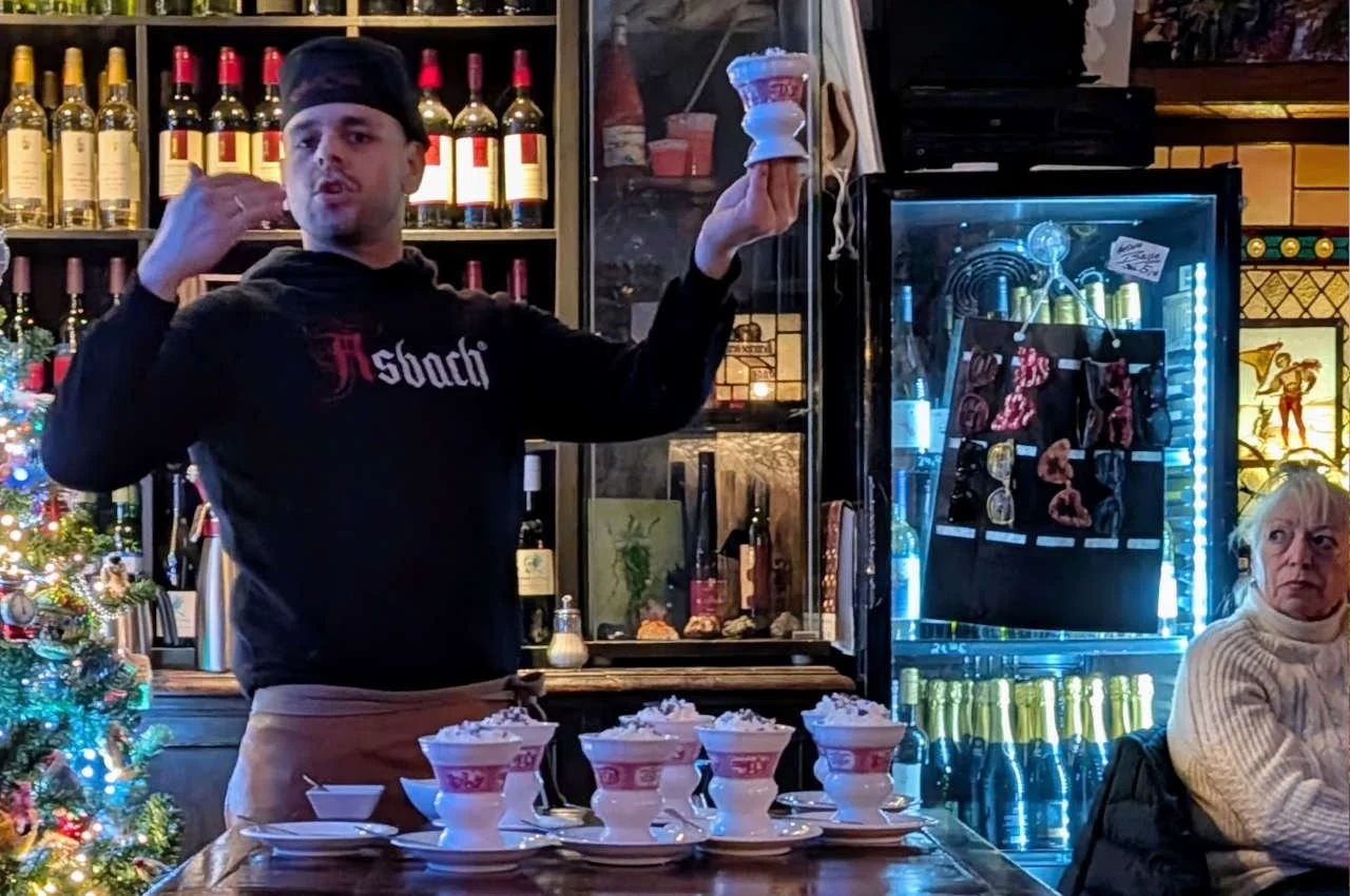 Zubereitung von Rüdesheimer Kaffee im Rüdesheimer Art Cafe