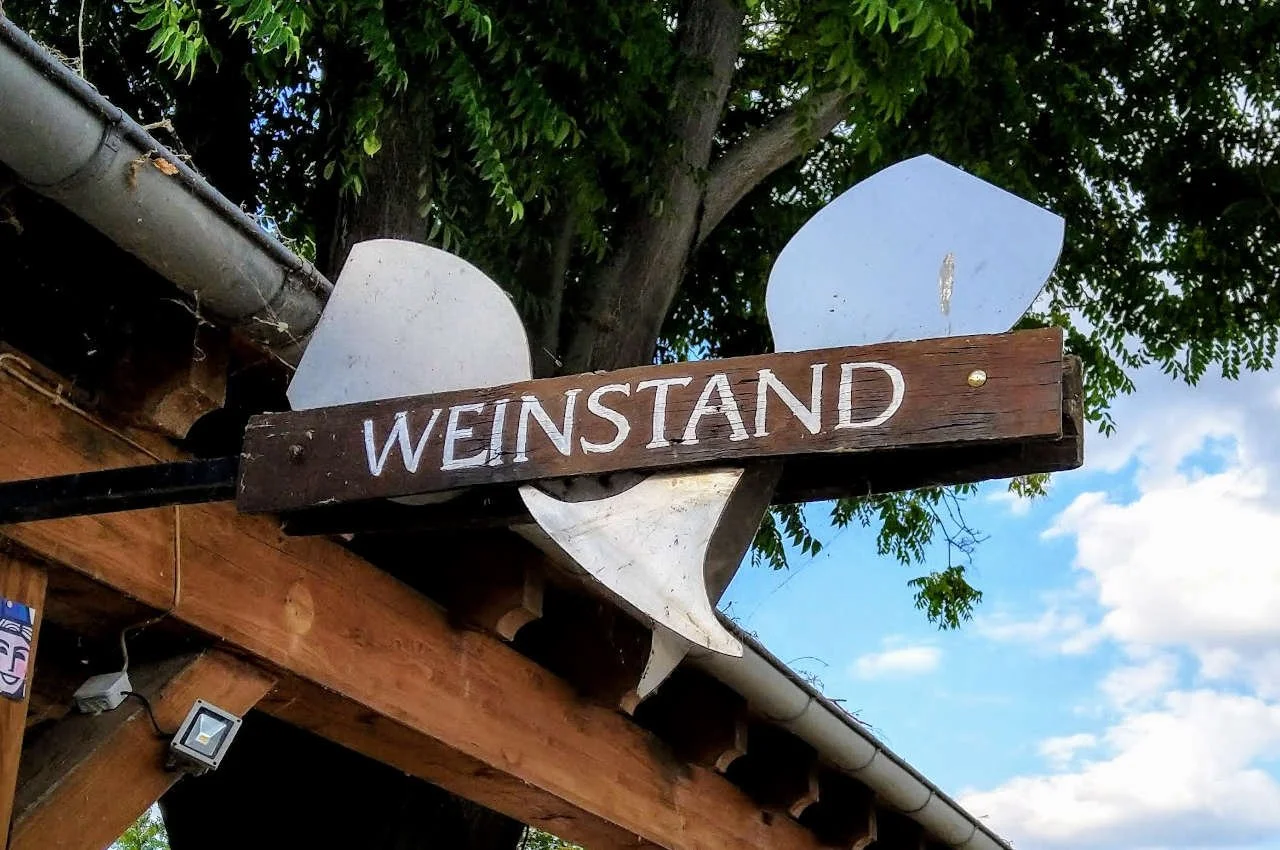Willkommensschild des Geisenheimer Weinstands